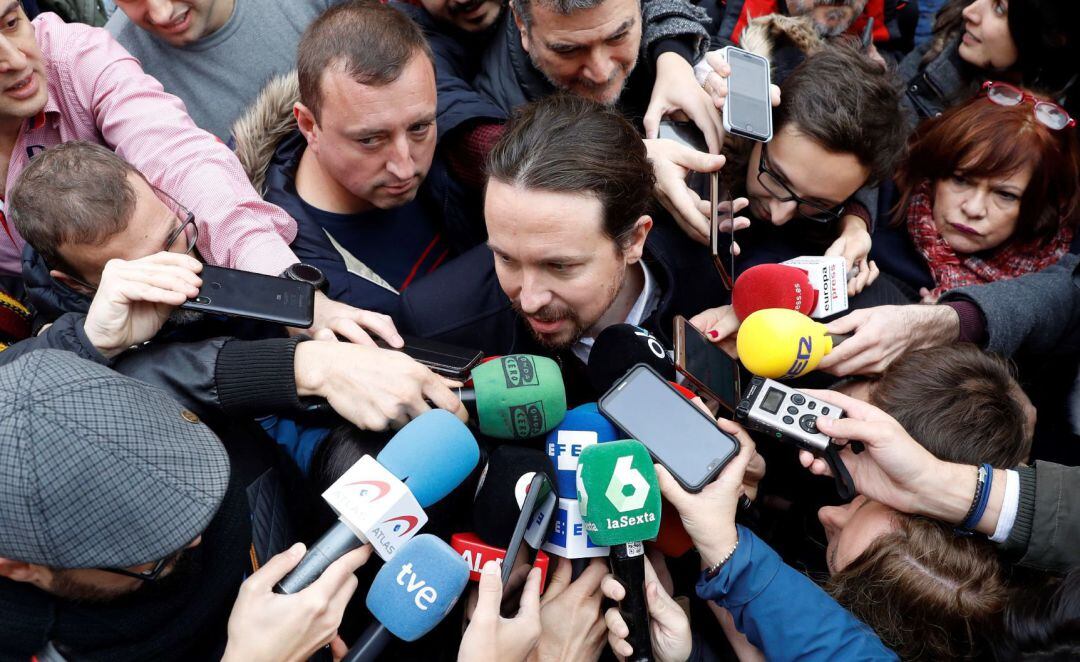 El líder de Podemos, Pablo Iglesias, rodeado de periodistas antes de participar en la charla &#039;La lucha antifascista en la Unión de Estudiantes Progresistas-Estudiantes de Izquierda (UEP - ei)&#039; en la Universidad Complutense.