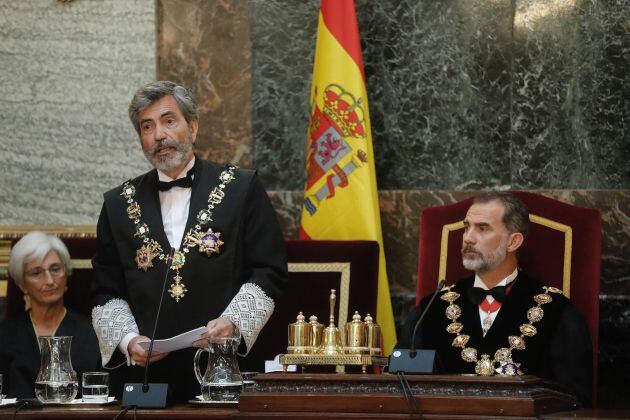 El rey Felipe VI, junto a la fiscal general del Estado, María José Segarra (i), durante el discurso del presidente del Tribunal Supremo y del Consejo General del Poder Judicial, Carlos Lesmes.