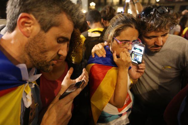 Ciudadanos concentrados a las puertas del Parlament escuchando el discurso de Puigdemont