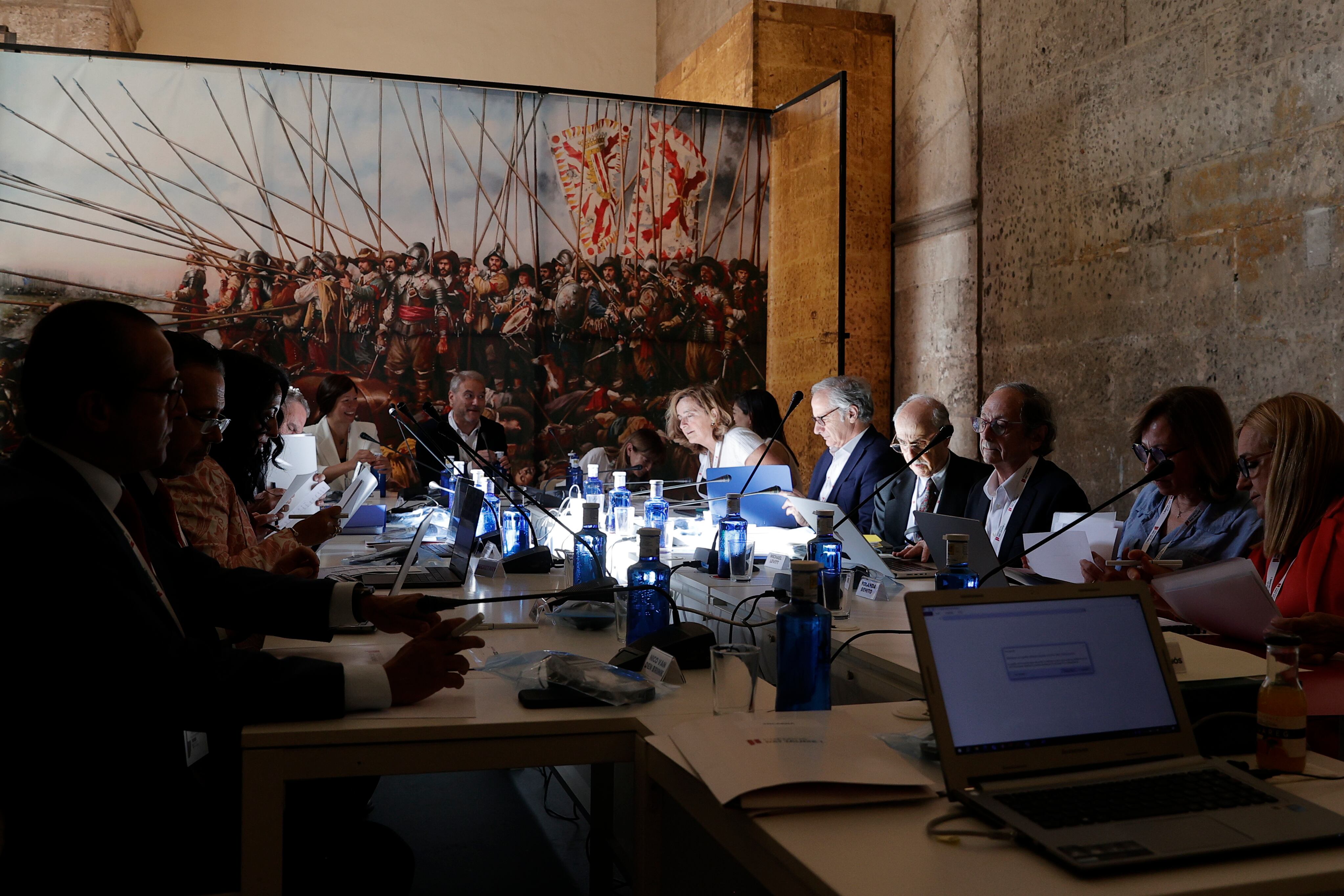 Los jurados de la 37ª edición de los Premios Rei Jaume I, entre ellos 20 premios Nobel, durante la deliberación para dar a conocer este martes los galardonados con 100.000 euros en cada una de sus siete categorías (Investigación Básica, Economía, Investigación Biomédica, Investigación Clínica y Salud Pública, Protección del Medio Ambiente, Nuevas Tecnologías y Revelación Empresarial) de entre 226 candidaturas, de las cuales las mujeres representan este año más de un tercio del total. 