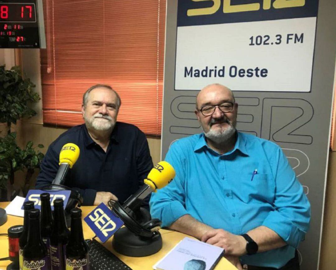 Fotografía de archivo de los escritores José Luis Labad y Gonzalo Arjona