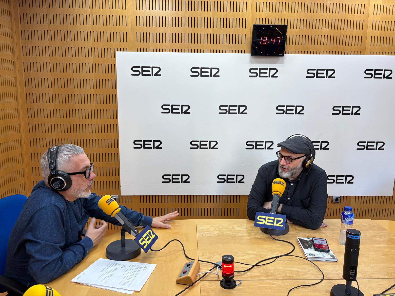 Paco Sánchez (izq.) y Miguel Ángel Hernández (drcha.) en plena conversación sobre las &#039;temidas&#039; felicitaciones de cumpleaños.