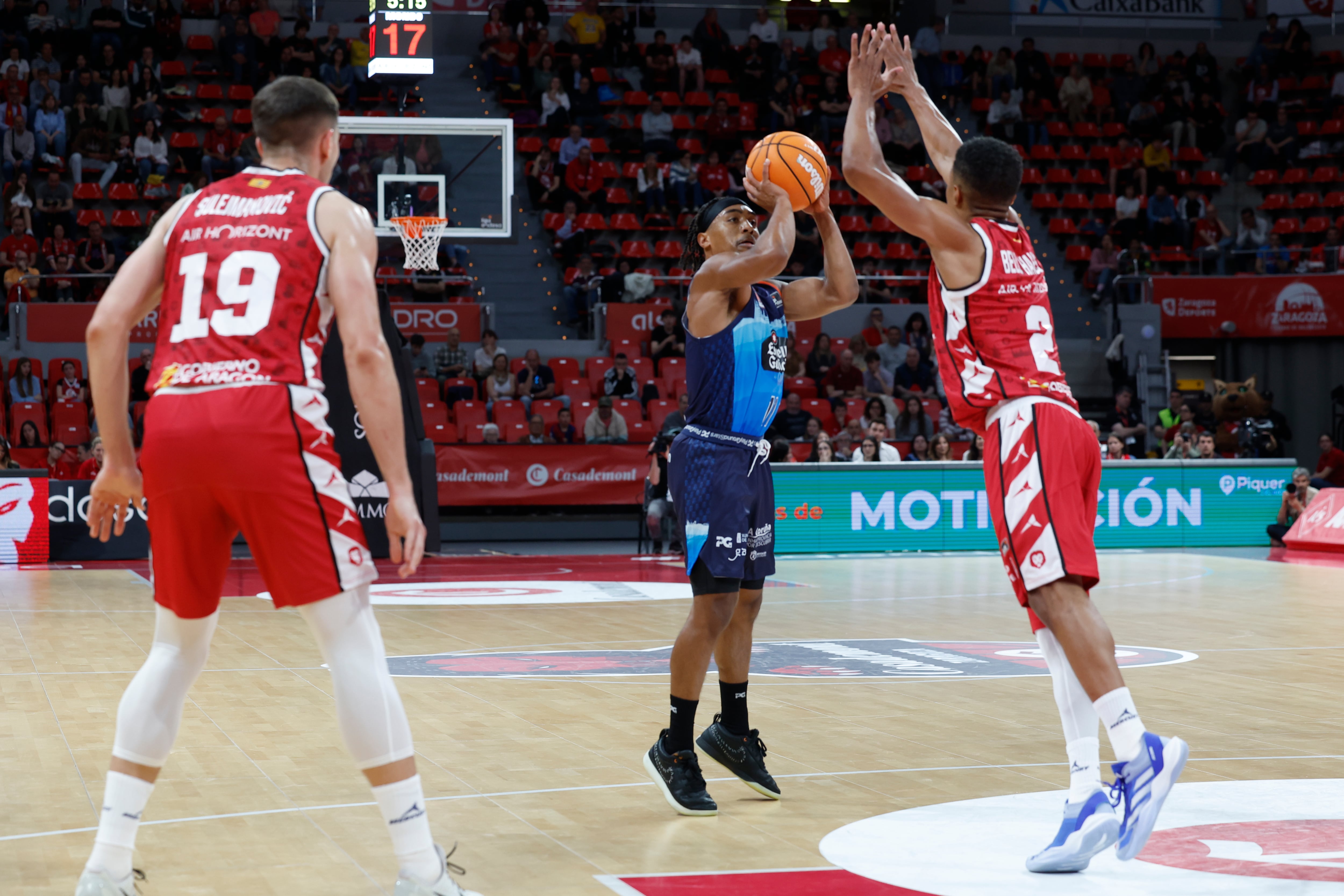 ZARAGOZA, 30/04/2025.- El base del Coruña Brandon Taylor (c) se dispone a lanzar ante Trae Bell-Haynes, del Casademont, durante el partido de la Liga Endesa de baloncesto que Casademont Zaragoza y Leyma Coruña disputan este miércoles en la capital aragonesa. EFE/Javier Cebollada