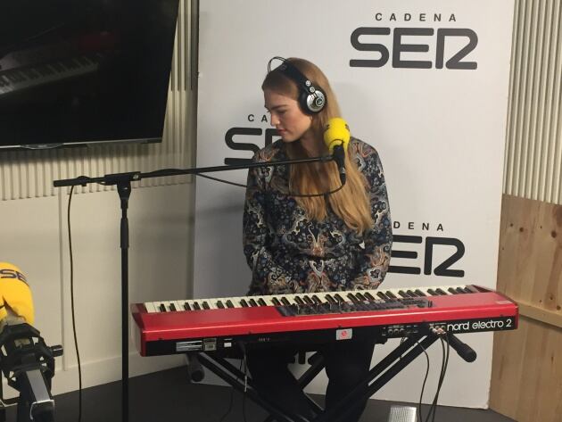 Freya Ridings durante su actuación en la Cadena SER