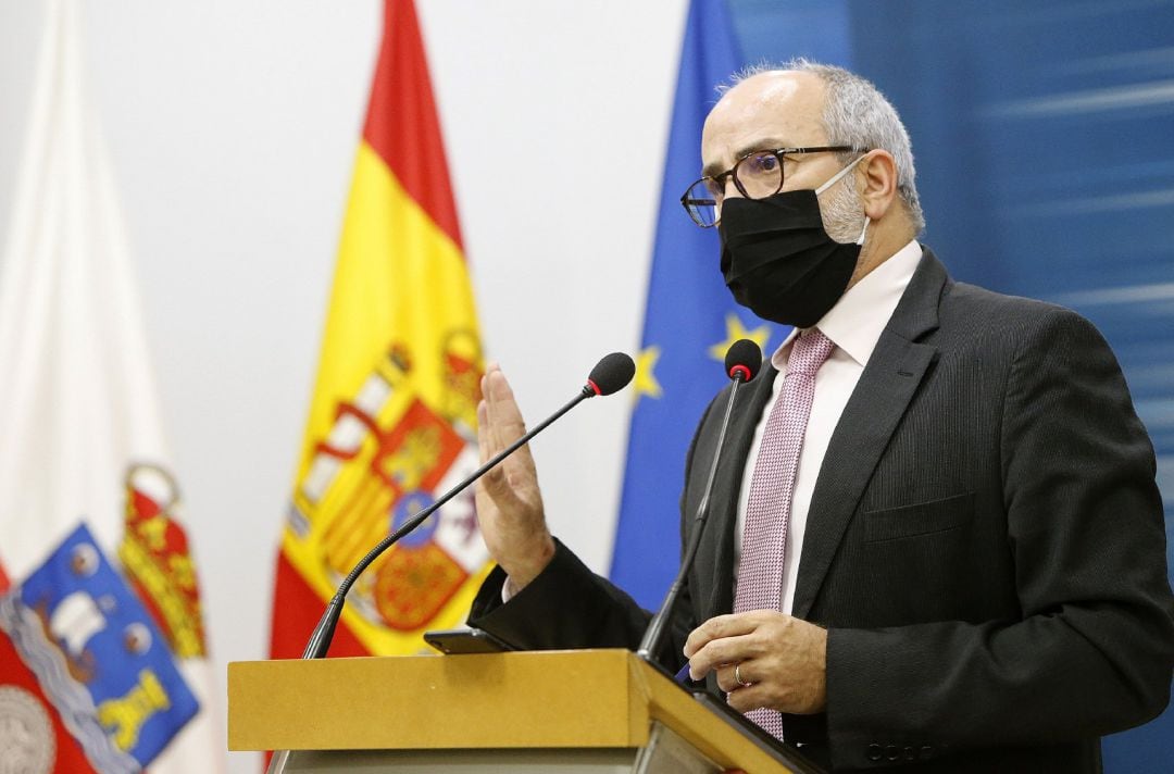El consejero de Sanidad, Miguel Rodríguez, ha explicado las nuevas restricciones que aplicará Cantabria desde la medianoche del sábado al domingo.