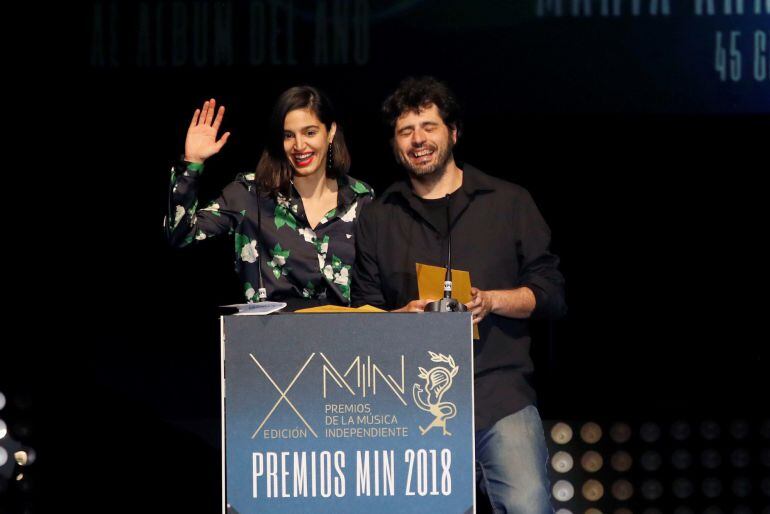 Maria Arnal y Marcel Bagés tras recibir el &quot;Premio Fundación SGAE a la Canción del Año &quot; durante la gala de entrega de los Premios Min 2018.