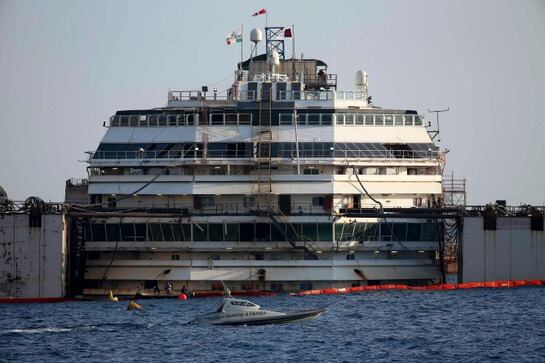 El barco de lujo está siendo reflotado para proceder a su traslado a Génova, donde será desguazado