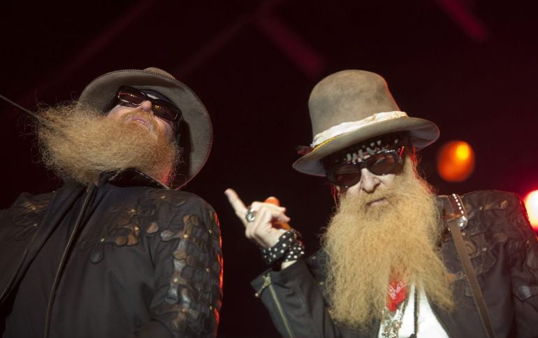 GRA468. VITORIA, 19/06/2015.- El guitarrista Billy Gibbons (d) y el bajista Dusty Hill (i), del grupo estadounidense "ZZ Top", durante su actuación hoy en el Azkena Rock Festival de Vitoria. EFE/David Aguilar