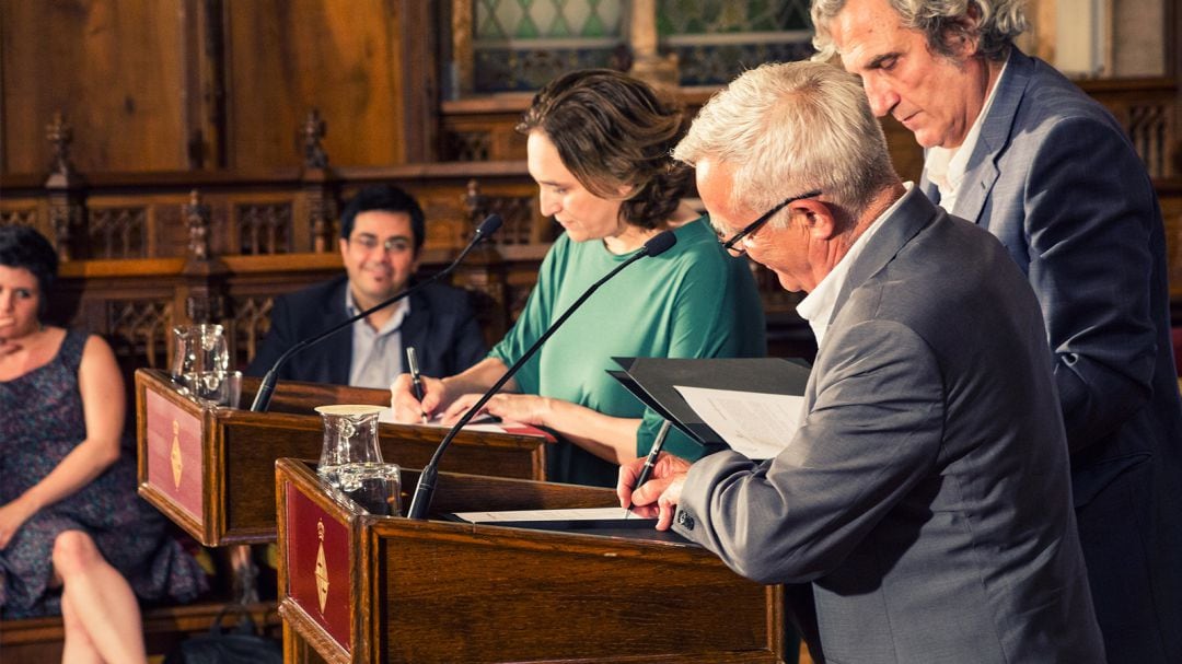 La alcaldesa de Barcelona, Ada Colau, junto al alcalde de València, Joan Ribó, firmando un manifiesto conjunto en defensa del Corredor Mediterráneo en el año 2017.