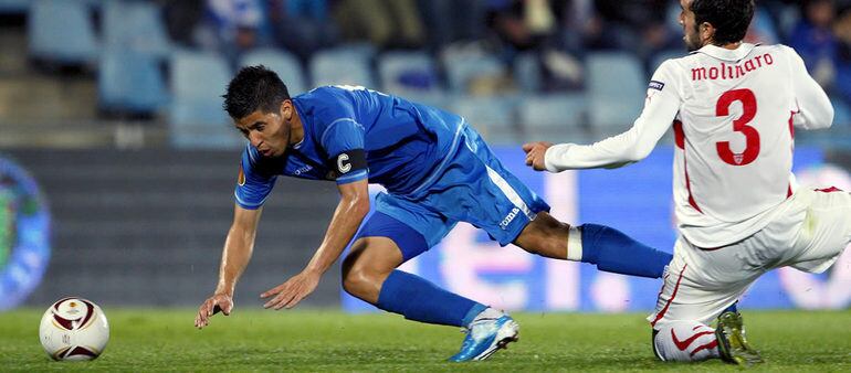 El centrocampista uruguayo del Getafe Juan Ángel Albín (i) lucha un balón con el defensa italiano del Stuttgart Cristian Molinaro