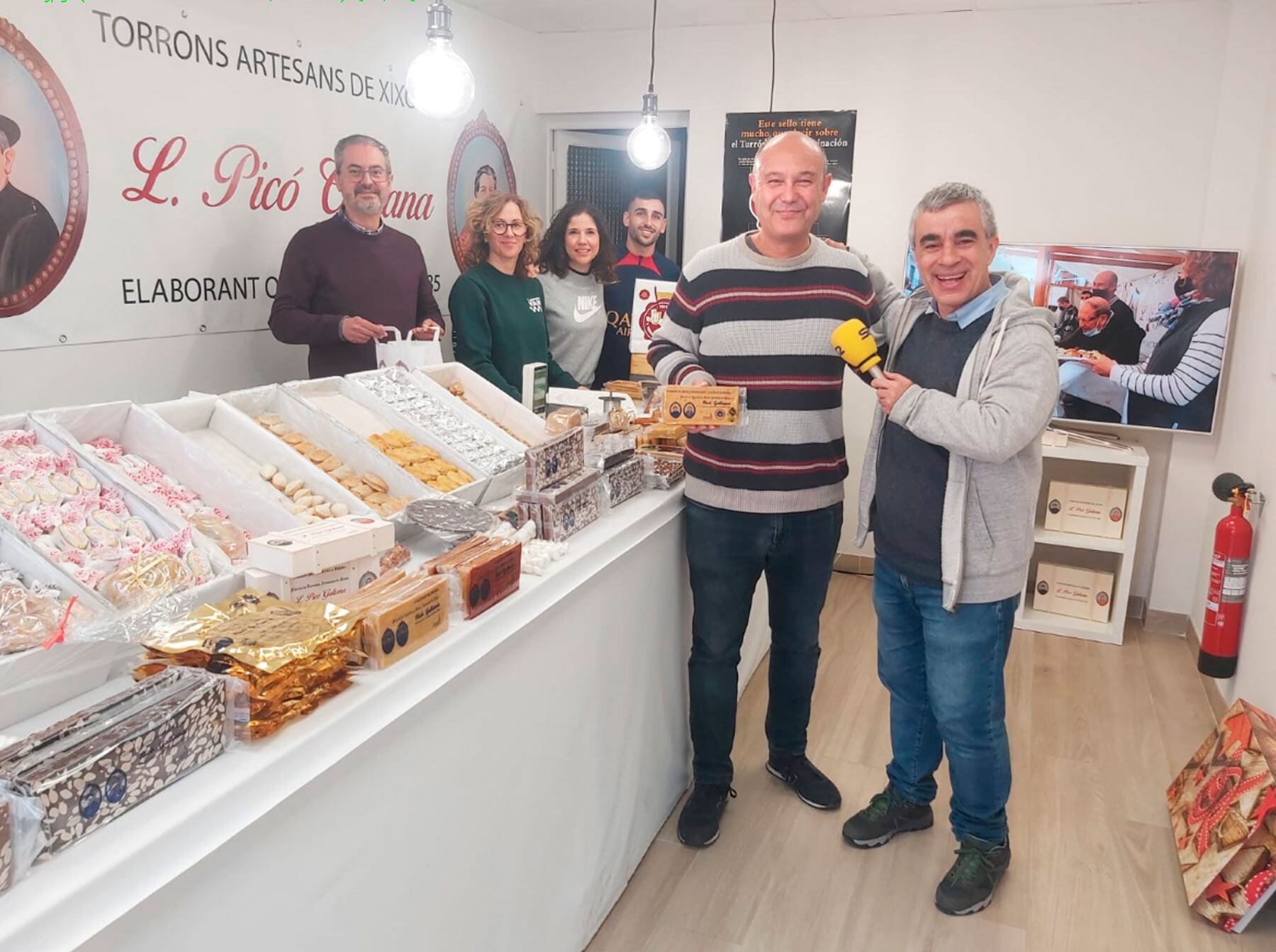 Radio Alcoy en la tenda que té Turrons Picó Galiana en la plaça Venerable Escuder