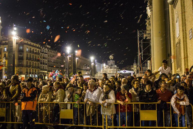 Imagen de la estructura de la Virgen del Pilar al fondo.