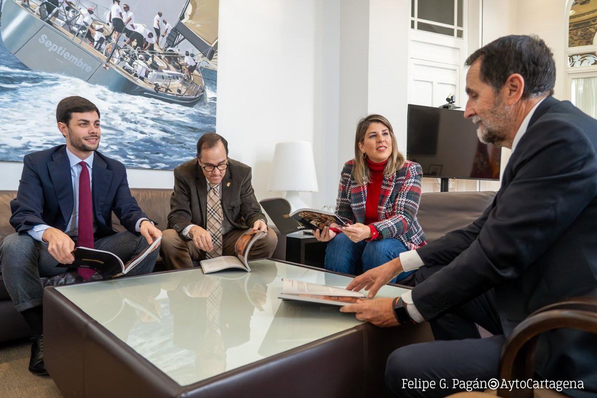 El Ayuntamiento de Cartagena trabaja para instituir el 16 de enero como Día del Concejo, con reconocimientos municipales.
El Ayuntamiento de Cartagena prepara una propuesta para instituir el 16 de enero como Día del Concejo y ligar esa fecha a un acto anual de entrega de reconocimientos municipales a entidades y personas, según el planteamiento en el que trabaja la alcaldesa con el servicio municipal de Protocolo y con el respaldo de los cronistas oficiales de Cartagena.
POLITICA ESPAÑA EUROPA MURCIA SOCIEDAD
AYUNTAMIENTO DE CARTAGENA