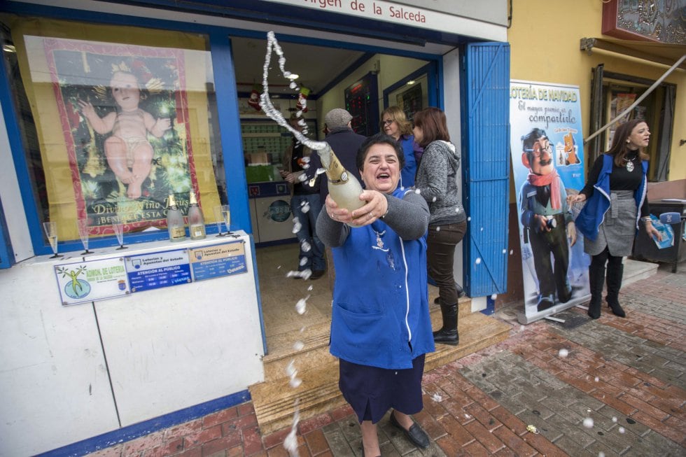 La vendedora de la administracción de loteria número uno de Las Torres de Cotillas &#039;Virgen de la Salceda&#039;, Rosario Fernández, celebra con cava, que han vendido 15o décimos del cuarto premio de la lotería de Navidad, el 52215.