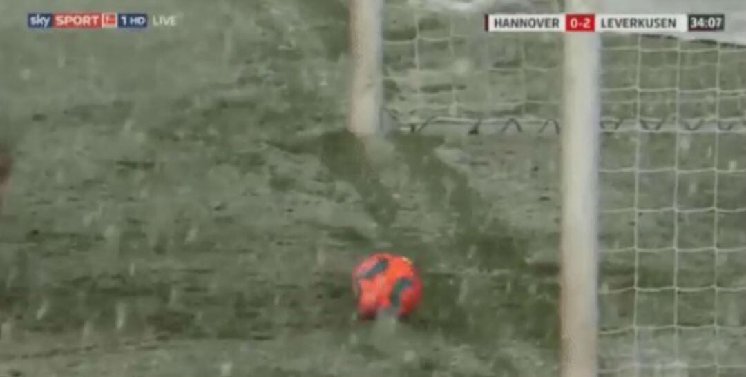 La nieve frena la pelota antes de entrar en la portería