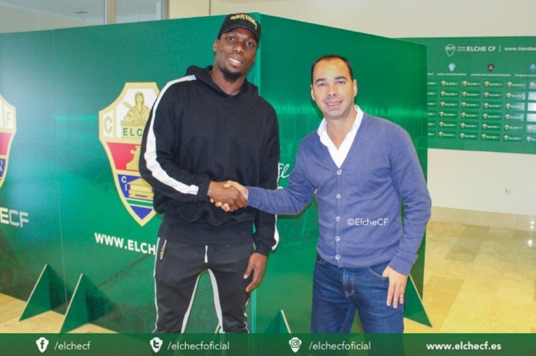 Florentin Pogba, a la izquierda, junto al director deportivo del Elche Jorge Cordero