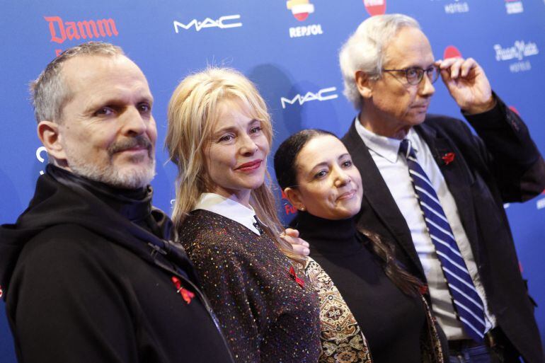 (De izda a dcha) el cantante Miguel Bosé, director de la Gala y embajador de la Fundación Lucha contra el Sida; la actriz Belén Rueda, la bailaora Eva Yerbabuena, y el presidente de la Fundación Lucha contra el Sida, Bonaventura Clotet