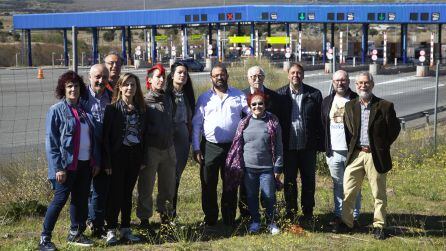 Candidatos de Izquierda Unida-Equo en el peaje de la AP51