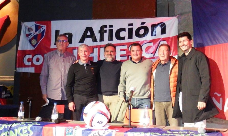 Participantes en la charla coloquio organizada por la Peña Fenómenos Oscenses