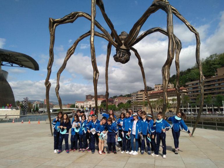 Escolares del Colegio Trueba en la experiencia de oficina turística