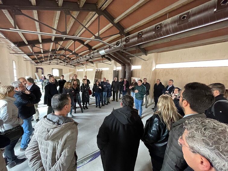 Representantes de entidades sociales y económicas de Alcoy visitan Rodes para conocer los futuros usos de este parque tecnológico urbano.