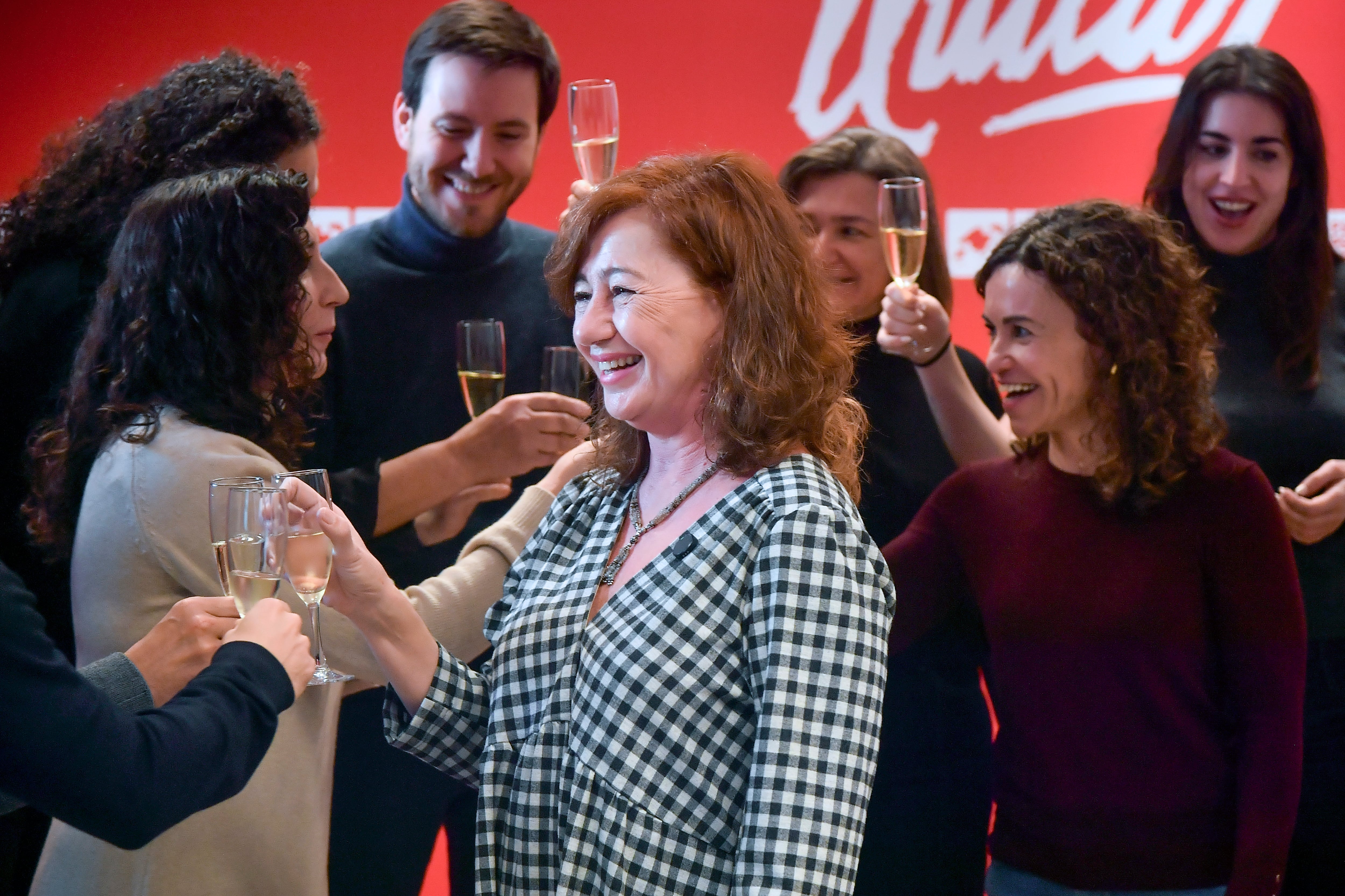 PALMA.- La presidenta del Congreso de los Diputados, Francina Armengol, junto a la directiva del partido socialista de Baleares (PSIB), durante su tradicional brindis navideño en Palma de Mallorca este lunes. EFE/Miquel A. Borràs