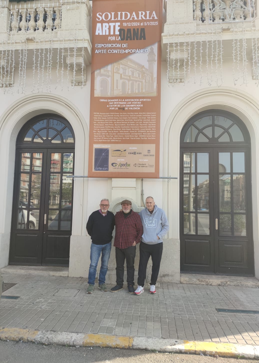 Miguel y Luciano González Díaz y Juan Antonio, miembros de Arte-son delante del edificio de la exposición