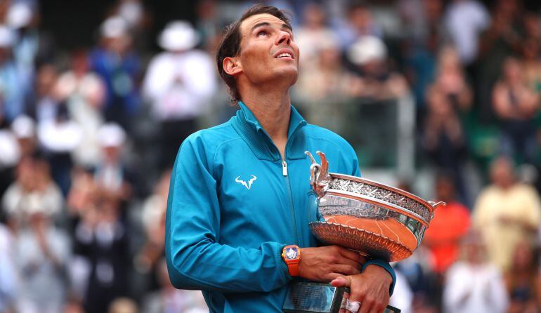 Rafa Nadal con su undécimo trofeo de ganador en Roland Garros.