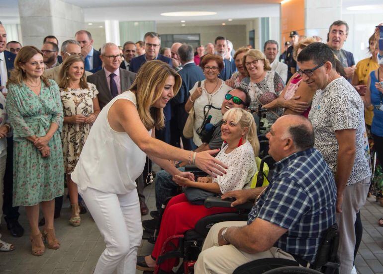 Susana Díaz, en el hospital de La Línea, saludando a varios pacientes.