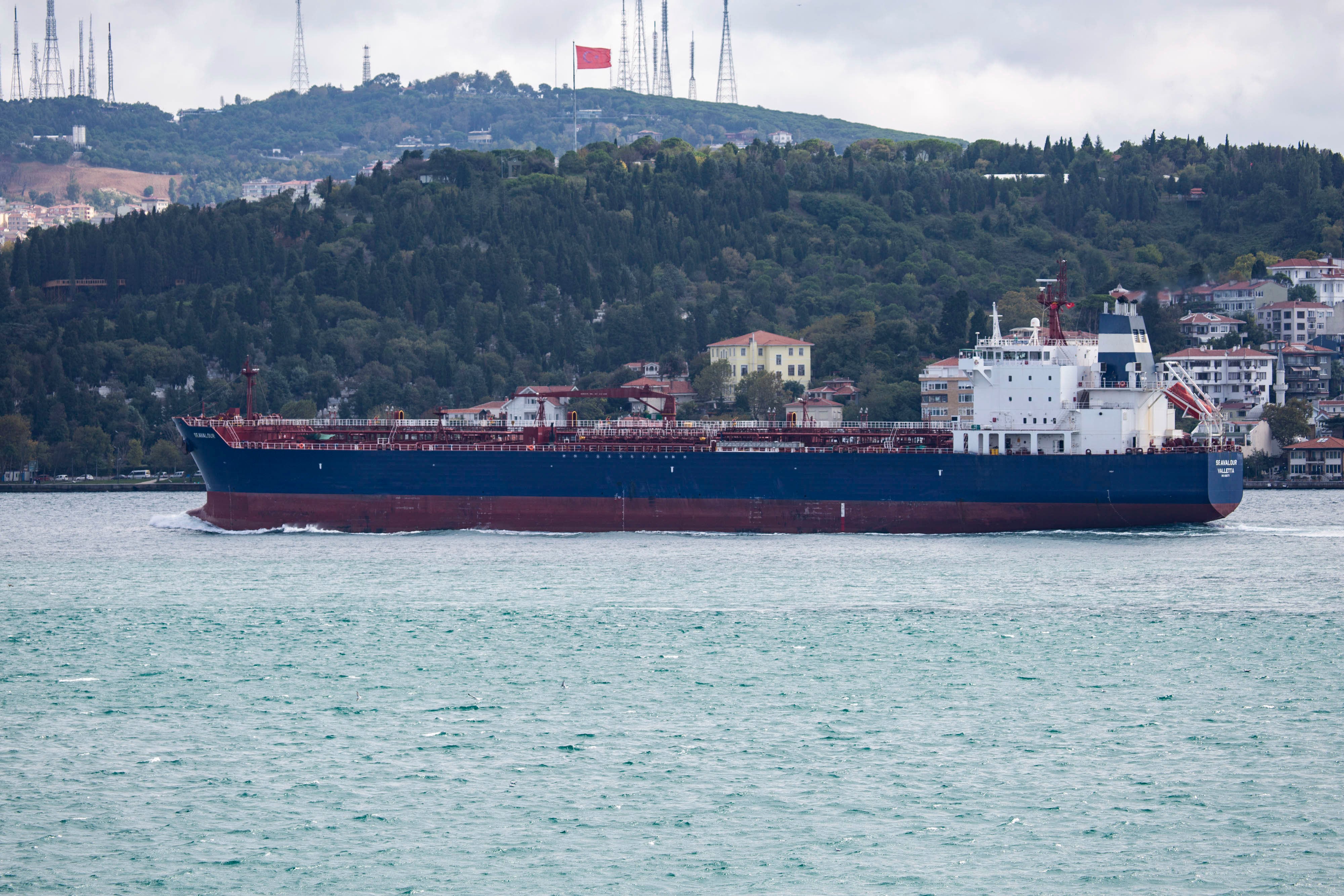 Un carguero navegando por el Bósforo