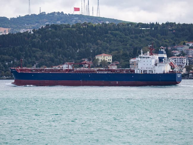 Un carguero navegando por el Bósforo