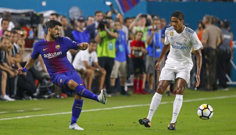 Luis Suárez pasa la pelota ante Varane en el último Clásico en Miami