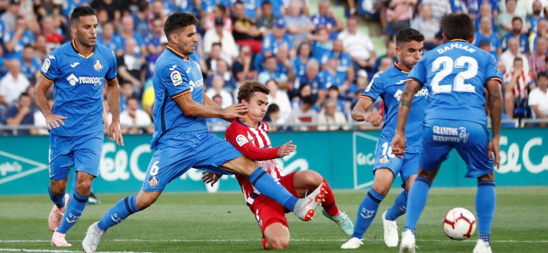 El rojiblanco Antoine Griezmann, rodeado de defensores del Getafe C.F.