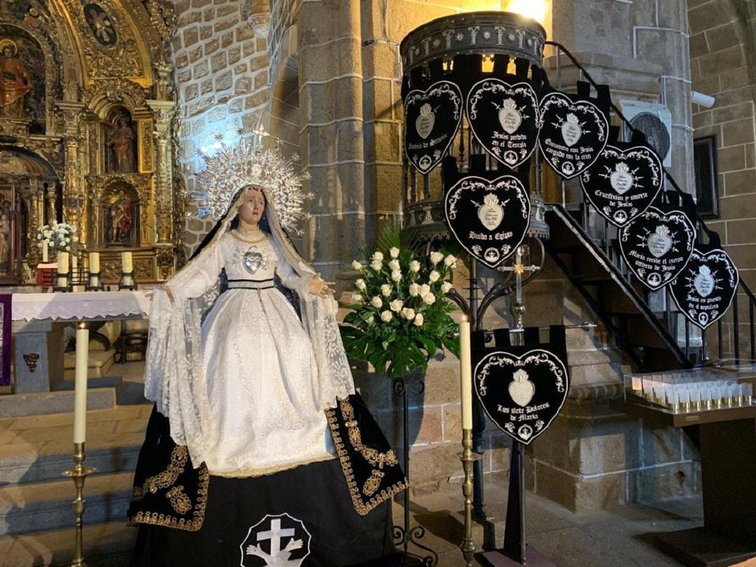 La Virgen de los Dolores en la parroquia de San Esteban preparada para el septario