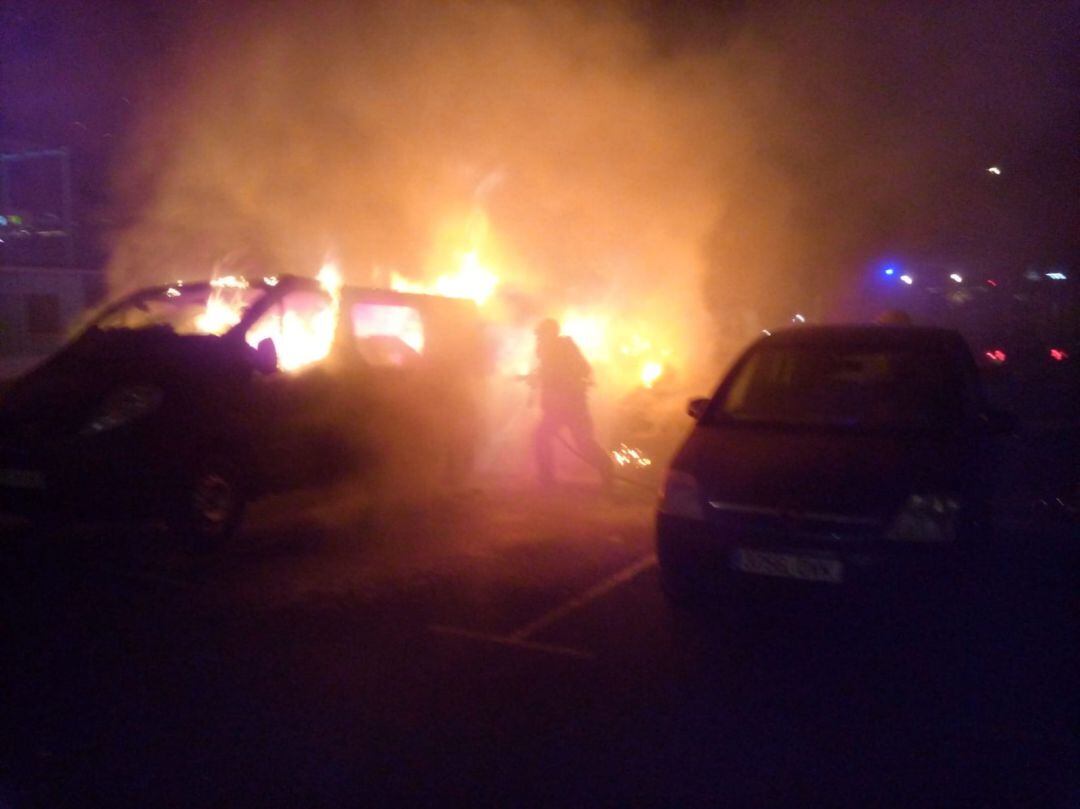 Vehículos ardiendo en el aparcamiento del puerto deportivo Marina Lanzarote, en Arrecife.