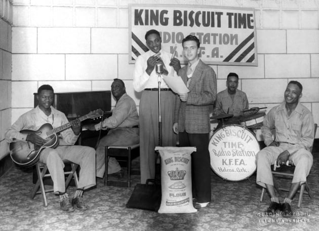 Williamson, junto al micro, interpreta un tema en el programa King Biscuit Time de la emisora KFFA de Arkansas en 1942