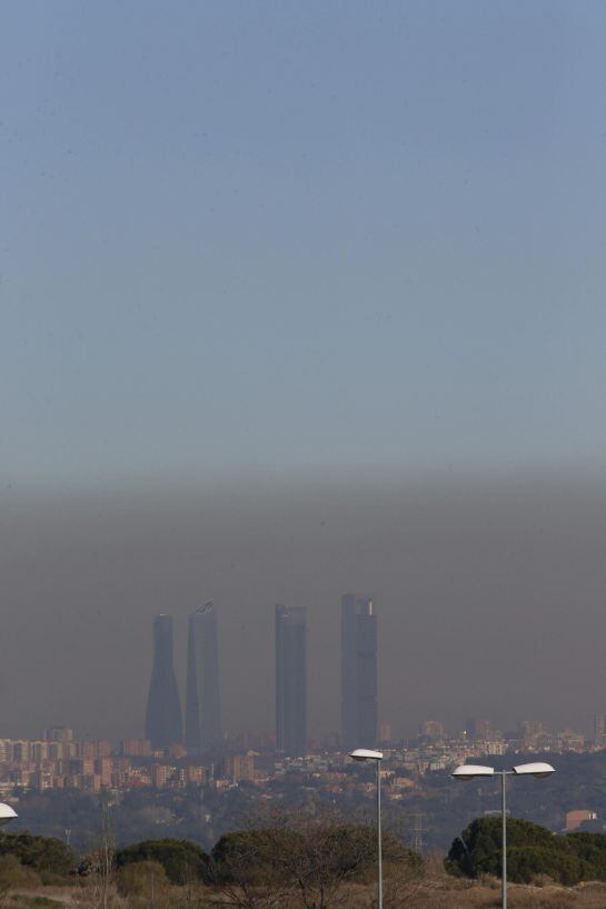 Varias estaciones de medición de calidad del aire de Madrid han vuelto a registrar ayer niveles de concentración de dióxido de nitrógeno -NO2- por encima de los niveles recomendables.