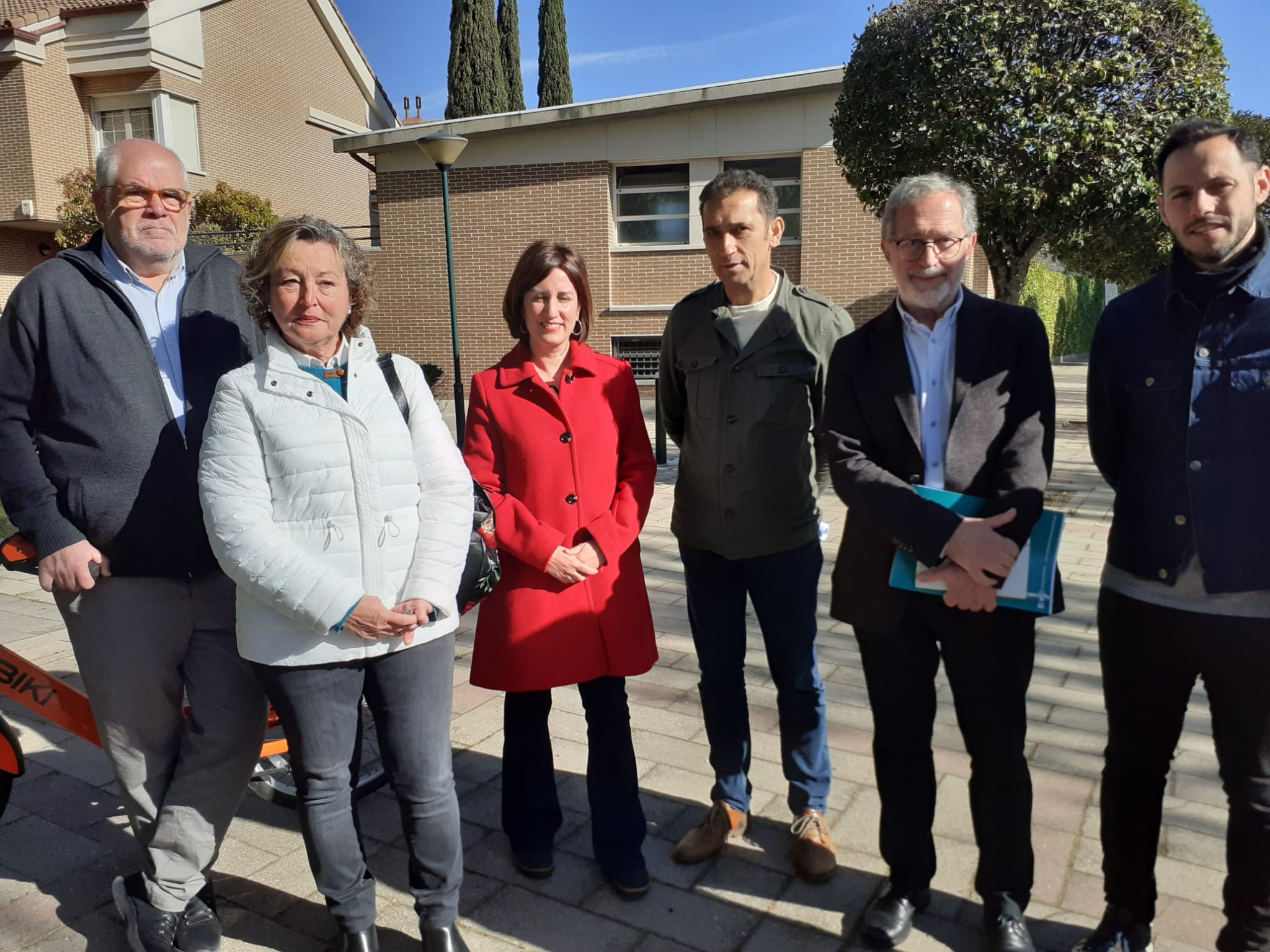 Miembros de Valladolid Toma la Palabra y de CCOO en una de las zonas donde quieren que se instale un apeadero ferroviario, en Covaresa