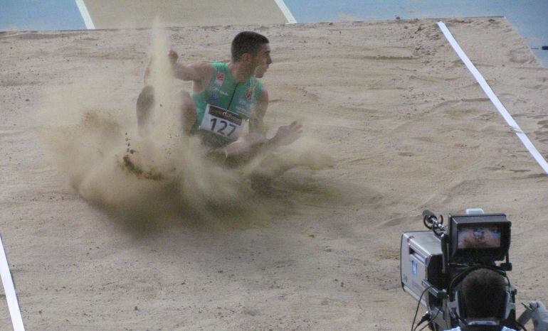 Pablo Torrijos, durante un salto en los campeonatos de España de 2014