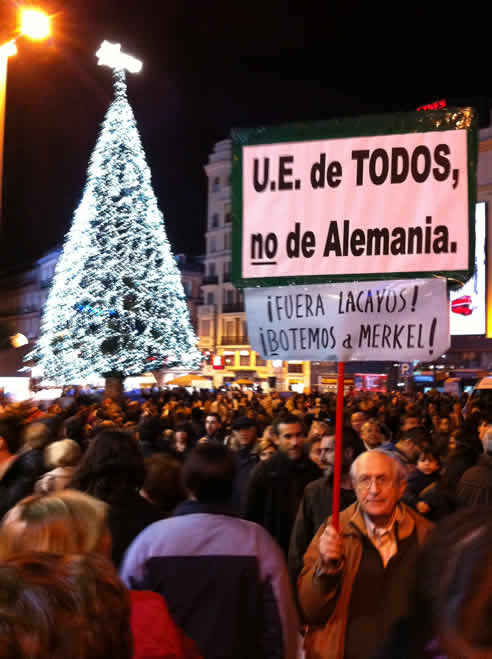 Un señor protesta contra la cumbre europea en la madrileña plaza de Callao