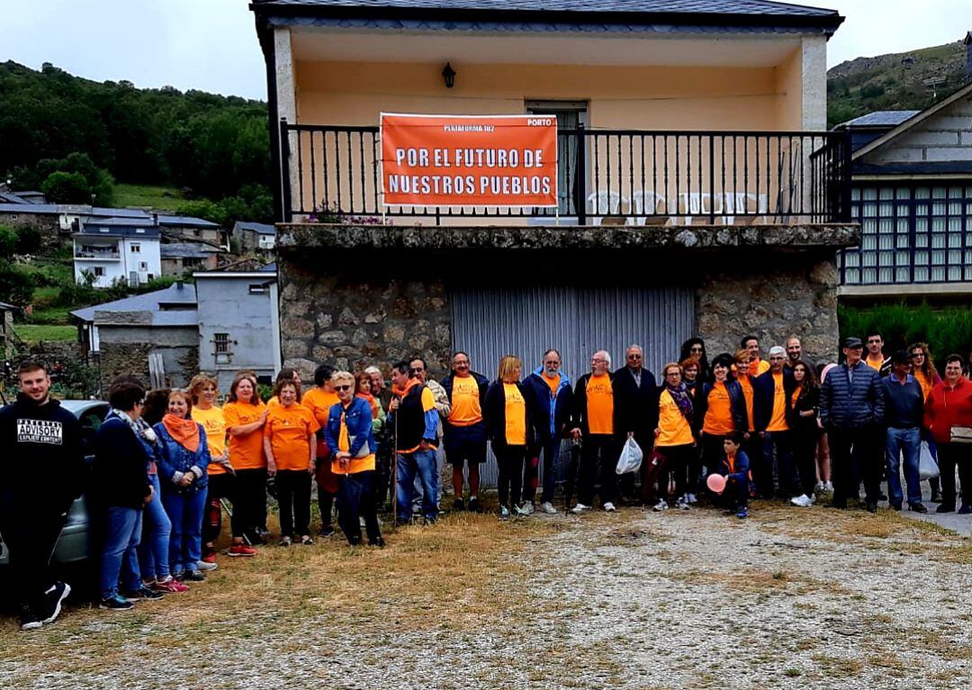 Vecinos asistentes a la concentración silenciosa de Porto