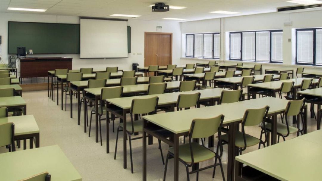 Aula vacía de un colegio en una imagen de archivo