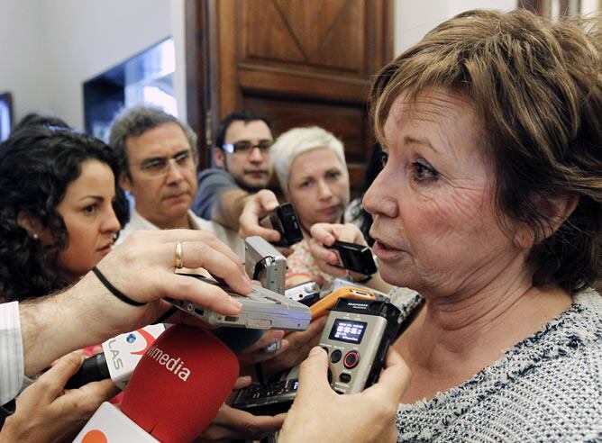 La vicepresidenta primera del Congreso, Celia Villalobos, comparece ante los medios en los pasillos del Congreso