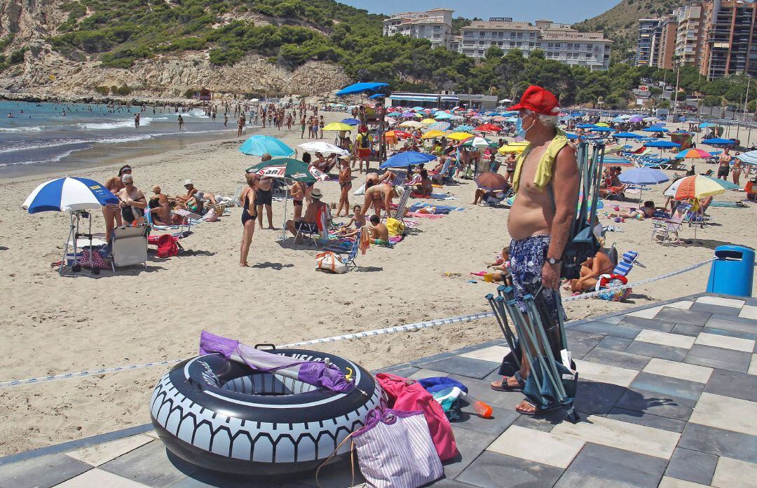 Imagen de la playa de Finestrat (Alicante) llena de gente y sin distancia de seguridad ni mascarilla.