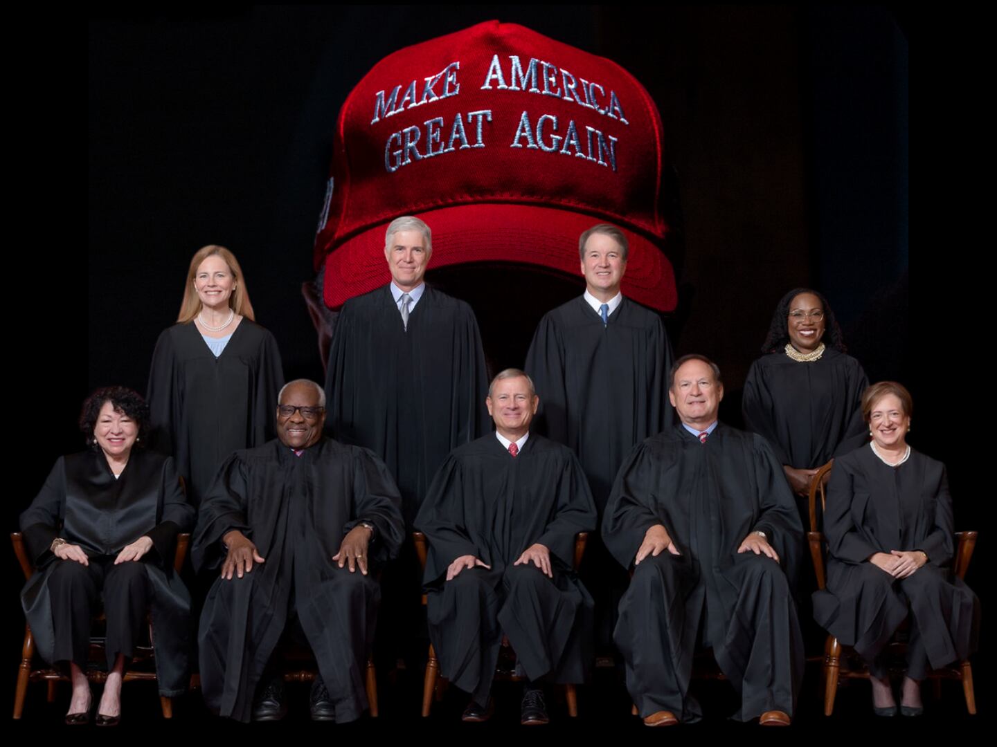 Sentados, de izquierda a derecha: los jueces Sonia Sotomayor y Clarence Thomas, el presidente del Tribunal Supremo John G. Roberts, Jr., y los jueces Samuel A. Alito, Jr. y Elena Kagan; de pie, de izquierda a derecha: los jueces Amy Coney Barrett, Neil M. Gorsuch, Brett M. Kavanaugh y Ketanji Brown Jackson (Montaje fotográfico del original sobre una gorra de MAGA).