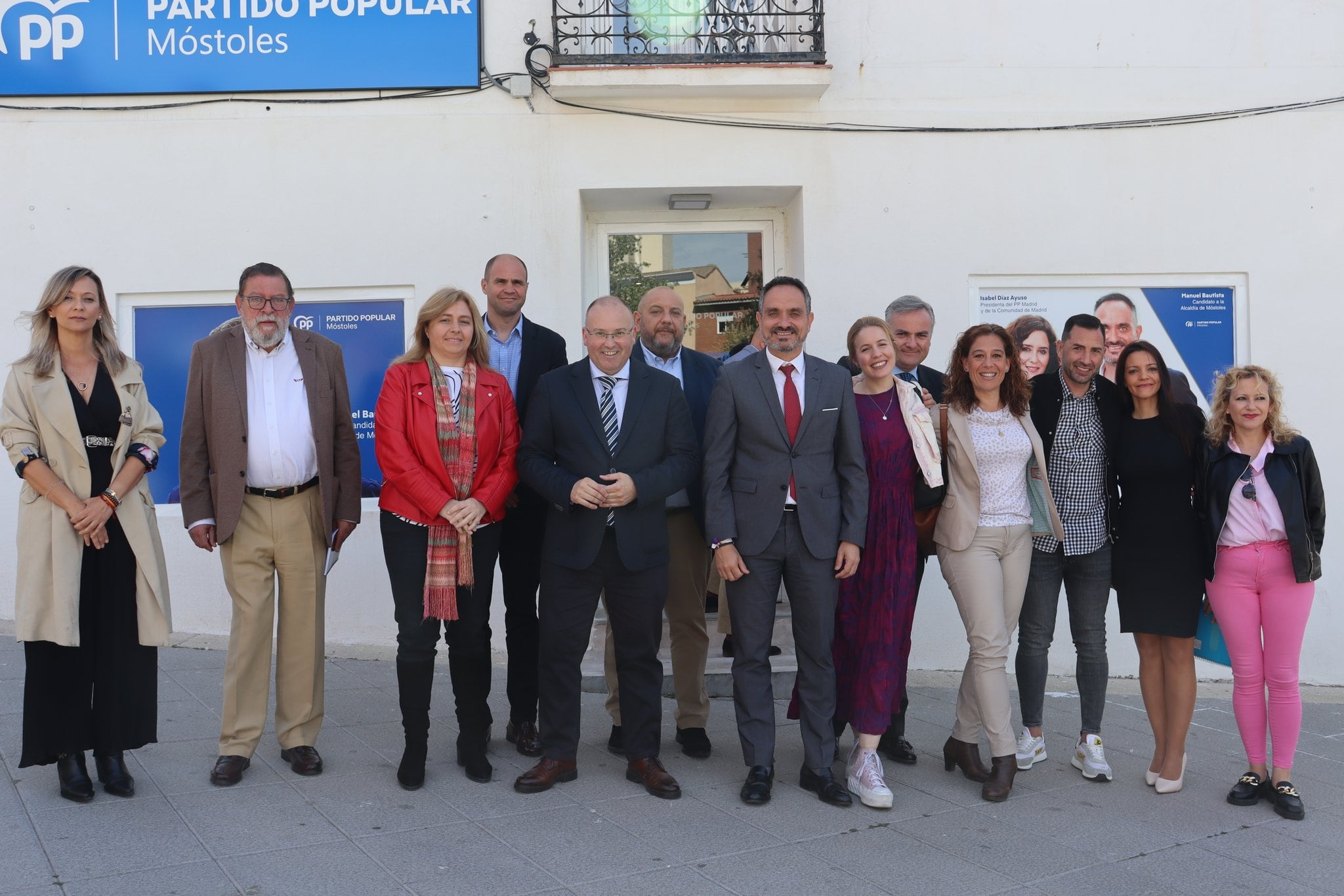 Manuel Bautista, candidato del PP de Móstoles junto a varios miembros de su candidatura entre los que se encuentra, Raquel Guerrero