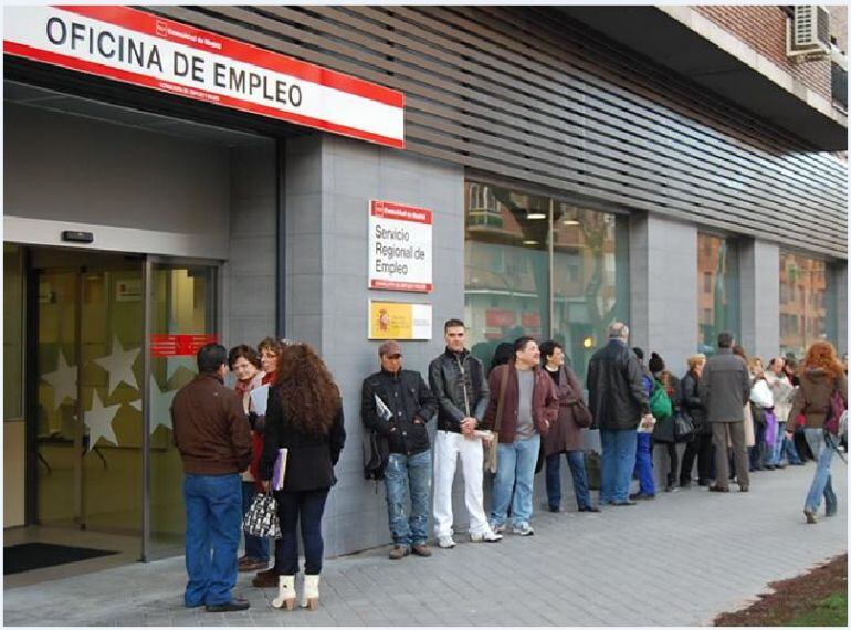 Parados ante una oficina de empleo.