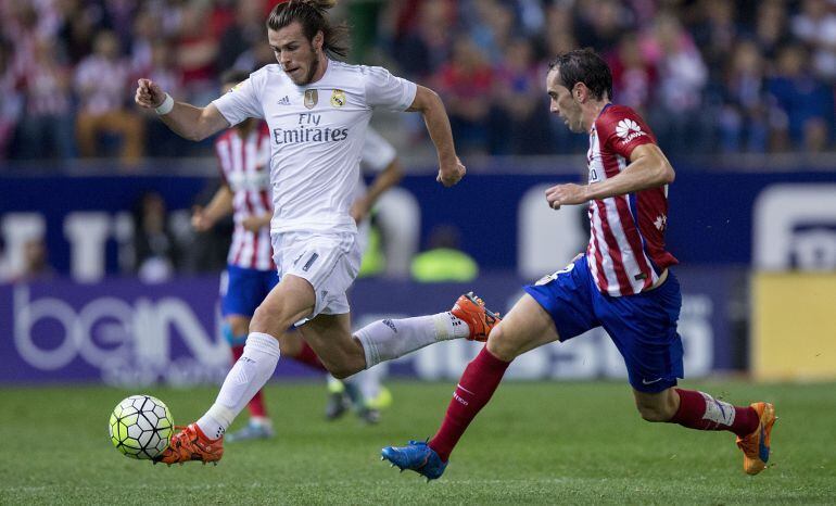 Bale y Godín, en el último derbi disputado en el Calderón.