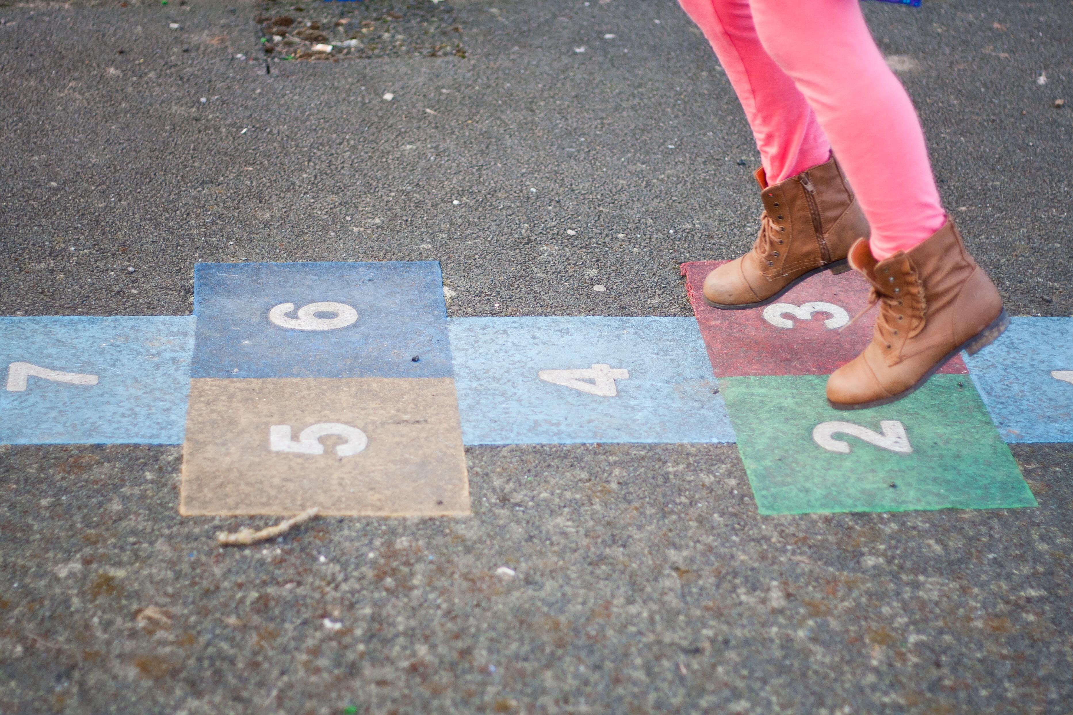 Juegos en el patio de un colegio