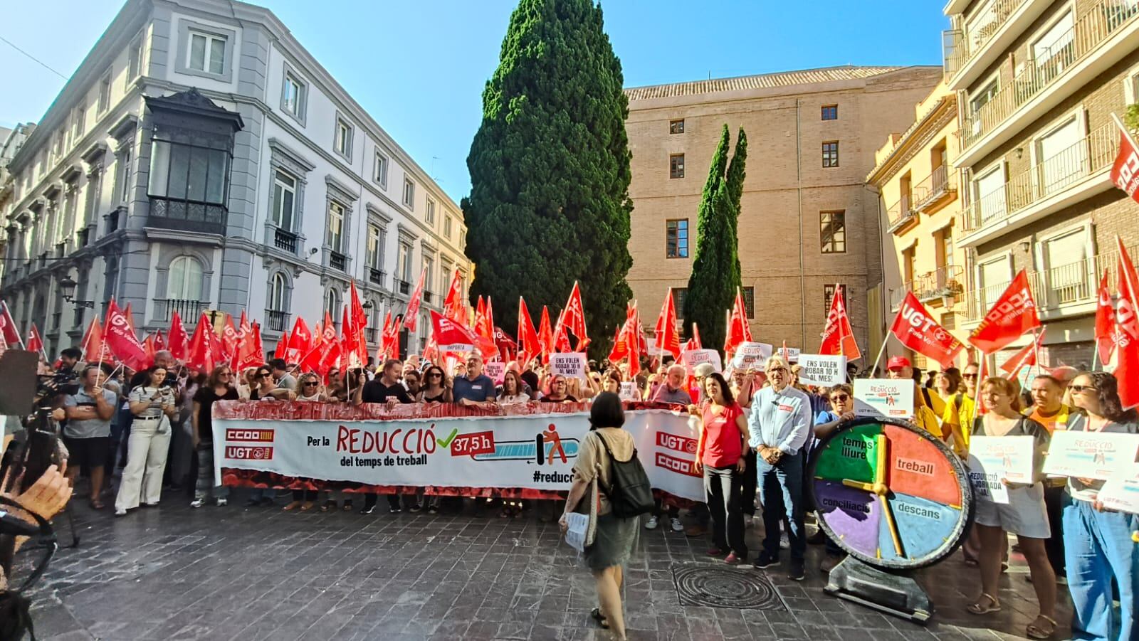 UGT y CCOO en València también piden la jornada de 37 horas y media frente a la sede de la CEV